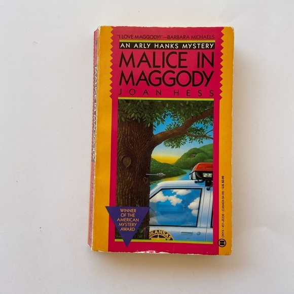Malice in Maggody Joan Hess An Arly Hanks Mystery Vintage 90s Paperback - Picture 1 of 6